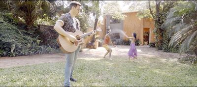 El músico y compositor Alejandro Frontanilla, en una escena del videoclip donde actúan Raúl Ruiz y Cecilia Villalba.