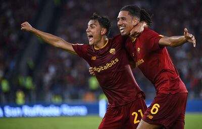 Chris Smalling (d) celebra su gol con el argentino Paulo Dybala, en la victoria 1-0 de Roma ante Cremonese.