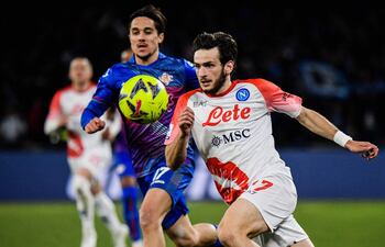 El delantero georgiano Khvicha Kvaratskhelia (d) disputa el balón con zaguero italiano Leonardo Sernicola, del Cremonese, durante el partido que Napoli ganó ayer por 3-0.