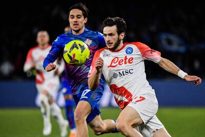 El delantero georgiano Khvicha Kvaratskhelia (d) disputa el balón con zaguero italiano Leonardo Sernicola, del Cremonese, durante el partido que Napoli ganó ayer por 3-0.