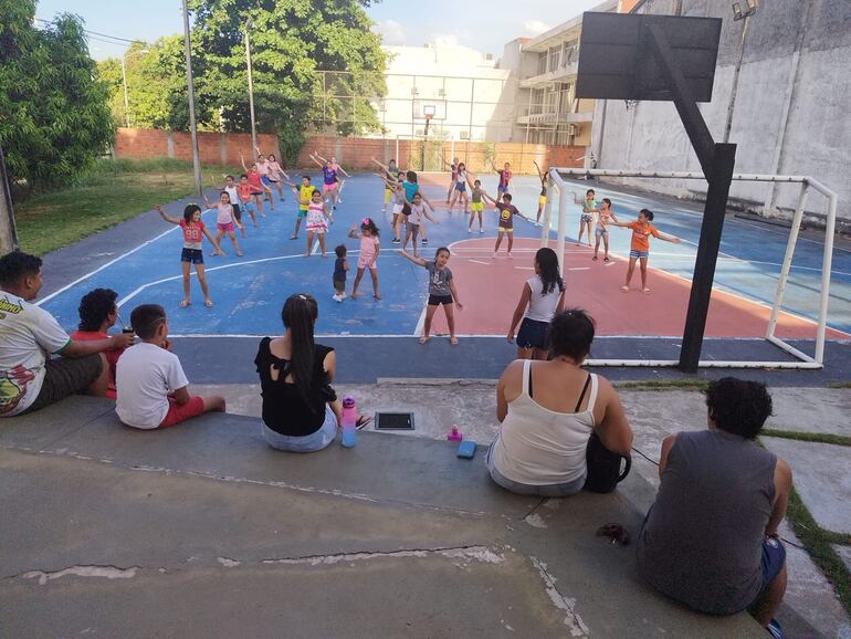 Las prácticas se vienen realizando desde hace semanas, como previa al carnaval de mañana en la noche, en el barrio San Jerónimo.