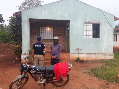 El detenido aparece con las evidencias incautadas.