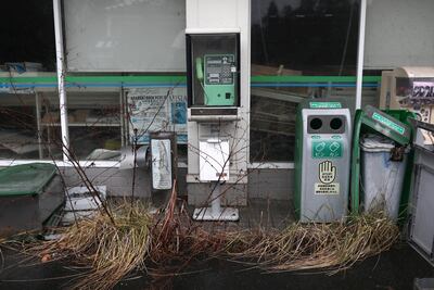 Esta foto de archivo tomada el 5 de marzo de 2018 muestra un teléfono público abandonado dentro de la zona de exclusión de la ciudad de Futaba, prefectura de Fukushima.