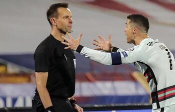 Cristiano protesta intentando convencer a Diks.