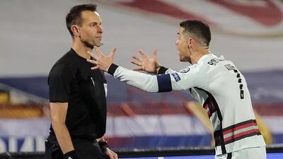 Cristiano protesta intentando convencer a Diks.