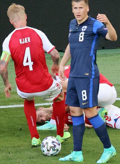 Eriksen quedó desvanecido en el piso.