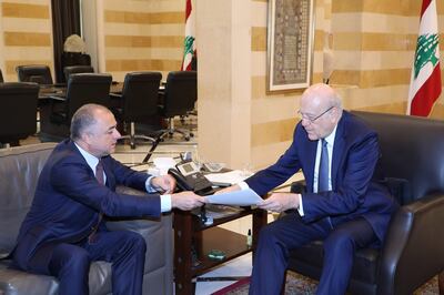 El primer ministro del Líbano, Najib Mikati (d) recibe al mediador Elias Bou Saab (i) en Beirut, con la propuesta de límites marítimos con Israel.  (EFE)
