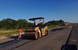 El consorcio T y C Pilar, se encuentra extendiendo la carpeta asfáltica en el tramo Villa Franca que unirá con ciudad de Pilar.
