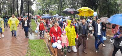 La marcha se realiza sobre la avenida Bernardino Caballero, frente a la Gobernación de Alto Paraná.
