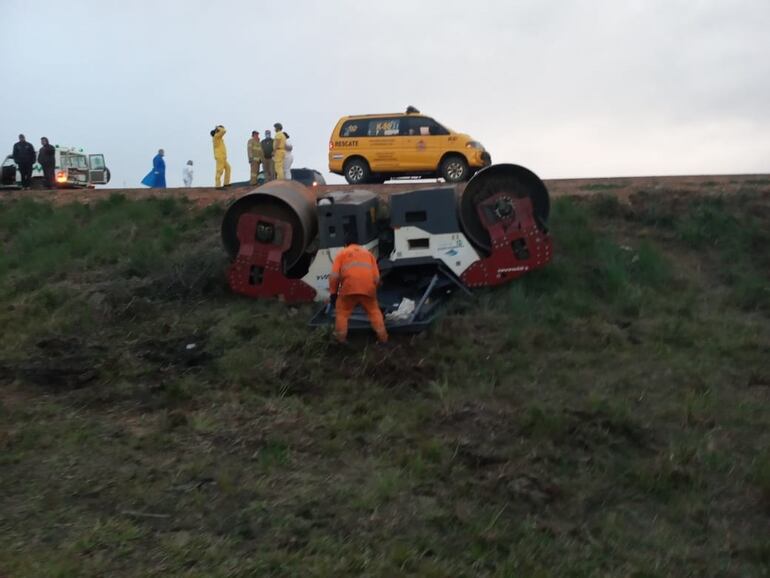 Un hombre fallece al volcar encima una topadora de rodillo