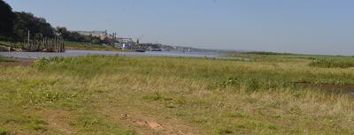 El puerto de San Antonio con barcos esperando zarpar. La altura del río Paraguay en este punto ayer  era de 0,53 metros cuando el promedio es de 2,5 metros.