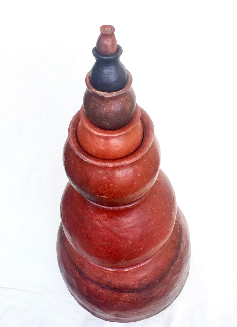 El artista Marcos Benítez participa de la muestra "Navidarte" con un árbol elaborado con cántaros de barro.