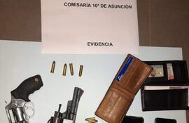 Los revólveres y las otras evidencias recogidas en el operativo.