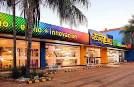 En Record Lux, el cliente puede encontrar la solución a sus diferentes necesidades de insumos y equipamientos eléctricos con asesoramiento y buenos precios.