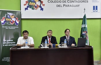 Hugo Caballero; César Martínez, presidente del Colegio de Contadores; y Carlos Leguizamón, durante la conferencia de prensa realizada este jueves.
