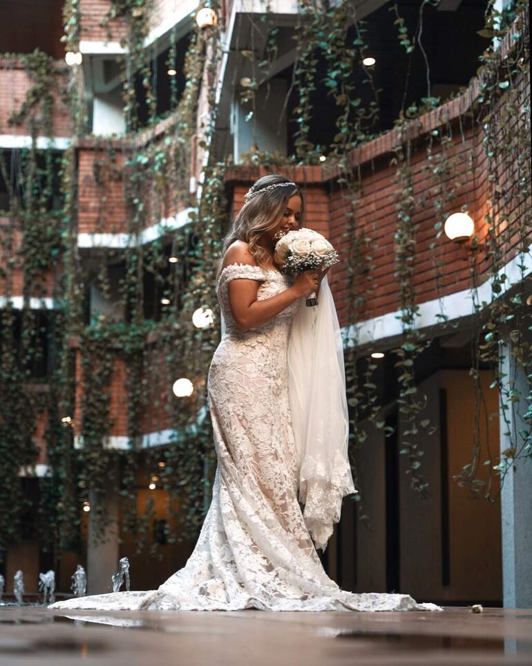 La novia lució un vestido de líneas románticas diseñado y confeccionado por Bibiana Pefaur. Ella llevó un tocado hecho por Jadiyi Yudis Yaluff.