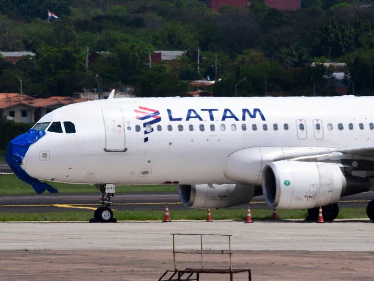 El día después. El avión de Latam sigue en el aeropuerto Silvio Pettirossi con la trompa cubierta.