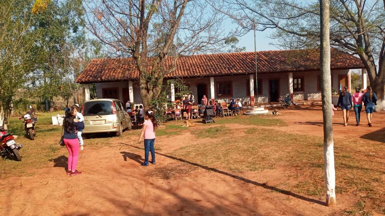 Pabellón clausurado por los padres de familia de Mandu'arã, Yasy Cañy, por peligro de derrumbe