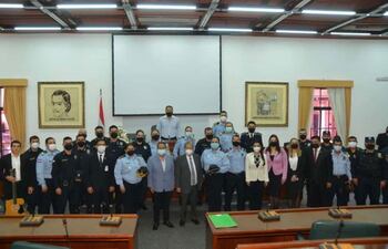 El diputado Ángel Paniagua y su hijo el candidato a concejal de Lambaré, Jimmi Paniagua, quien aparece a su lado en un acto de conmemoración a Policías.