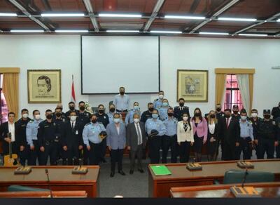 El diputado Ángel Paniagua y su hijo el candidato a concejal de Lambaré, Jimmi Paniagua, quien aparece a su lado en un acto de conmemoración a Policías.