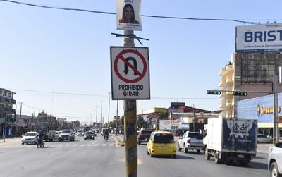 El cartel de "prohibido girar" se refiere a hacerlo en U, no a la izquierda, pero contribuye a la confusión.
