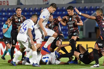No hay tregua en esta acción en la puja por la pelota entre los jugadores de Nacional y Guaireña, en el partido de una semana atrás.