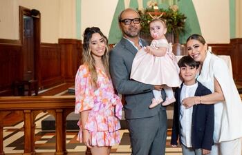¡Hermosa familia! Leti Medina y José Rivas con la nueva cristiana Josefina y sus hermanos mayores Luana y Paolo.