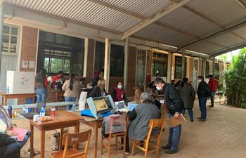 Las elecciones en el Chaco se desarrollaron sin sobresaltos. En la foto, jornada de votación en el Colegio Loma Plata.