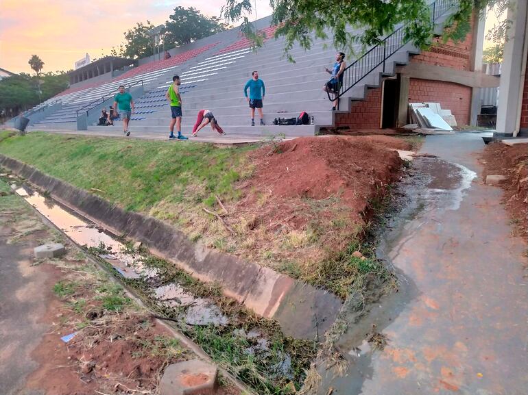 Una cloaca del sanitario desemboca en el desagüe pluvial.