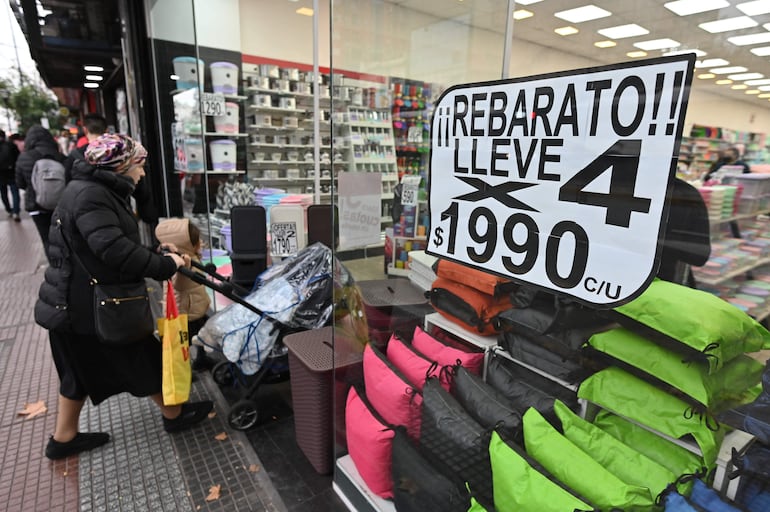 Un cartel avisa de una oferta en un comercio de Buenos Aires, Argentina.