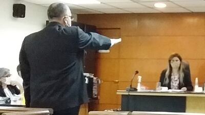 El perito Emiliano Pedro Fernández jura ante el Tribunal de Sentencia, antes de declarar en el juicio a Miguel Ángel Carballo.