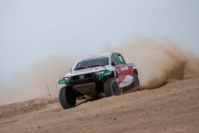 El paso de la camioneta Toyota Hilux V8 de Andrea Lafarja y Ashley García en el comienzo de una nueva edición del Dakar.