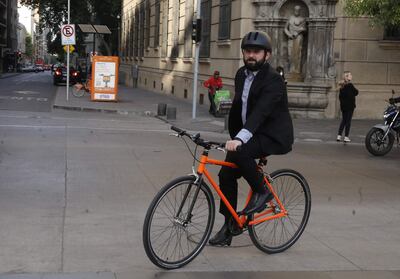 El president Gabriel Boric llega en bicicleta al palacio de La Moneda, en Santiago de Chile. Boric, lleva más de una semana acudiendo por las mañanas en bicicleta al palacio presidencial La Moneda, un hábito que decidió adoptar para "mejorar su salud" y luchar contra "algo de sobrepeso". (EFE)