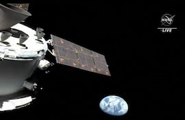 La cápsula Orión de la NASA alcanzó una distancia de 401.000 kilómetros de la Tierra y rompió así el récord establecido en 1970 por la Apolo 13 como la nave espacial capacitada para transportar humanos que más lejos ha viajado en la historia.