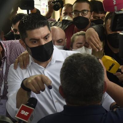 Oscar "Nenecho" Rodríguez, candidato al rekutu por la ANR, nervioso, recrimina a los periodistas en el colegio San Pedro y San Pablo, donde vota.