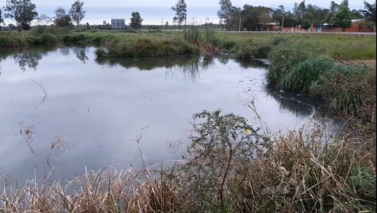 En la zona se generó un tajamar con aguas negras.