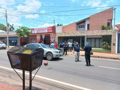 Uno de los atacantes quedó tendido muerto a un costado del vehículo de las víctimas, sobre Bartolomé de las Casas.