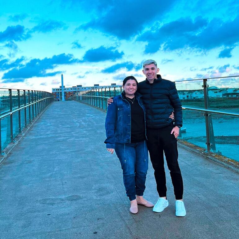 Julio Enciso posa emocionado y feliz con su mamá, quien fue a visitarlo a Inglaterra. (Instagram/Julio Enciso)