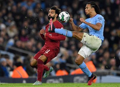 Nathan Aké, del Manchester City, rechaza el balón ante la presencia de Mohamed Salah, del Liverpool.