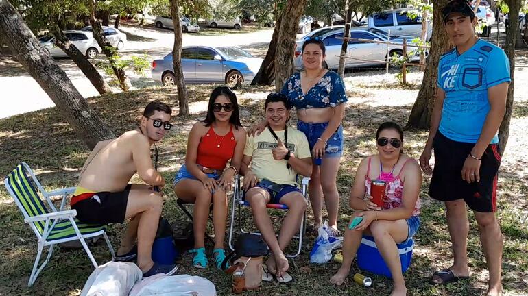 Un grupo de amigos que se llegaron desde la ciudad de Caapucu, para disfrutar de la playa camping paraíso en Villa Florida, Misiones.