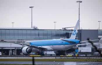 La aerolínea neerlandesa KLM ha tomado medidas de precaución para el personal que trabaja en sus vuelos desde China, lo que incluye el uso de mascarillas FFP2 y baños separados, confirmó hoy a Efe una portavoz de la compañía, mientras el gobierno neerlandés no impone restricciones a los viajeros de ese país.