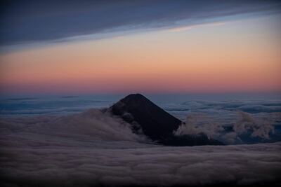 La cima del volcán Agua se eleva por encima de las nubes. La visa es desde el volcán Acatenango, en Guatemala.