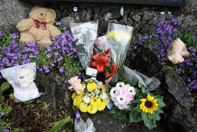 Flores y juguetes en un memorial en homenaje a 800 niños que fueron supuestamente enterrados en un hogar para madres solteras en Tuam, Irlanda.