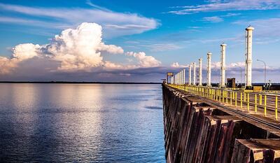 El desembalse de Itaipú, de aguas binacionales, es una de las riesgosas prácticas a las que recurren para atenuar el severo estiaje.