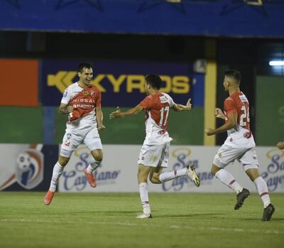 Festejo de los jugadores de River Plate tras uno de los goles en el Feliciano Cáceres