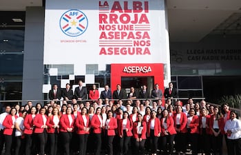 Plantel directivo y de funcionarios de la compañía aseguradora Asepasa Seguros.