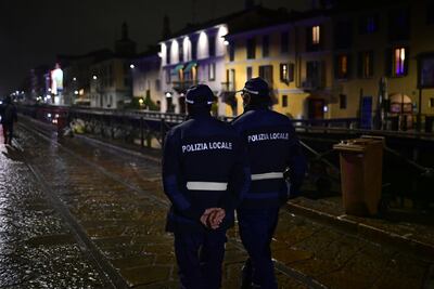 Policías patrullan en el distrito de Navigli, en el sur de Milán, Italia.