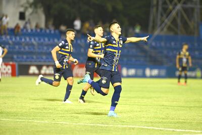 Brazos abiertos en el festejo de Alex Álvarez. Marcos Riveros y Armando Ruiz Díaz acompañan la celebración.