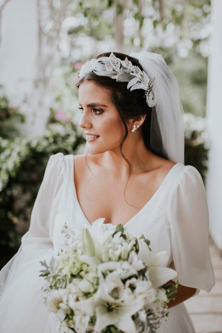 La novia lució un vestido de líneas románticas diseñado y confeccionado por Caburé.
