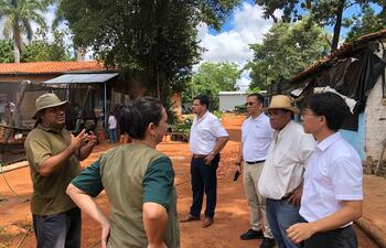 El ingeniero, José Torres, del Centro Educativo, explicas las bondades de la institución a los ilustres invitados.